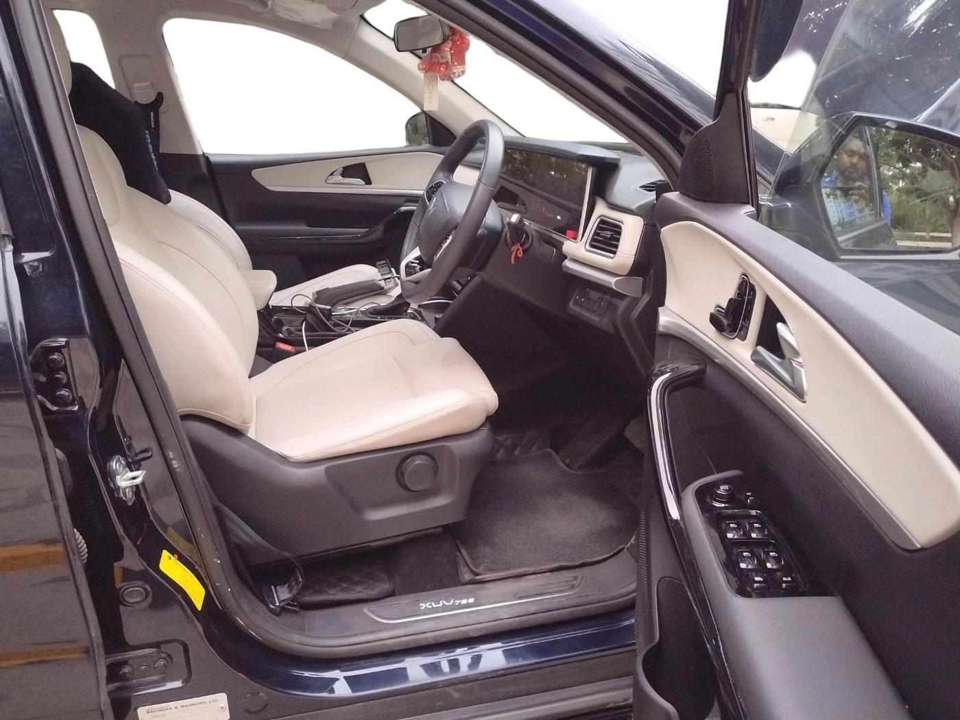 2023 Mahindra XUV700 AX 7 P AT 7 STR, Petrol, Automatic, 33,279 km, interior