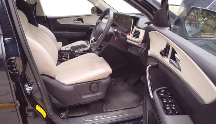 2023 Mahindra XUV700 AX 7 P AT 7 STR, Petrol, Automatic, 33,279 km, interior