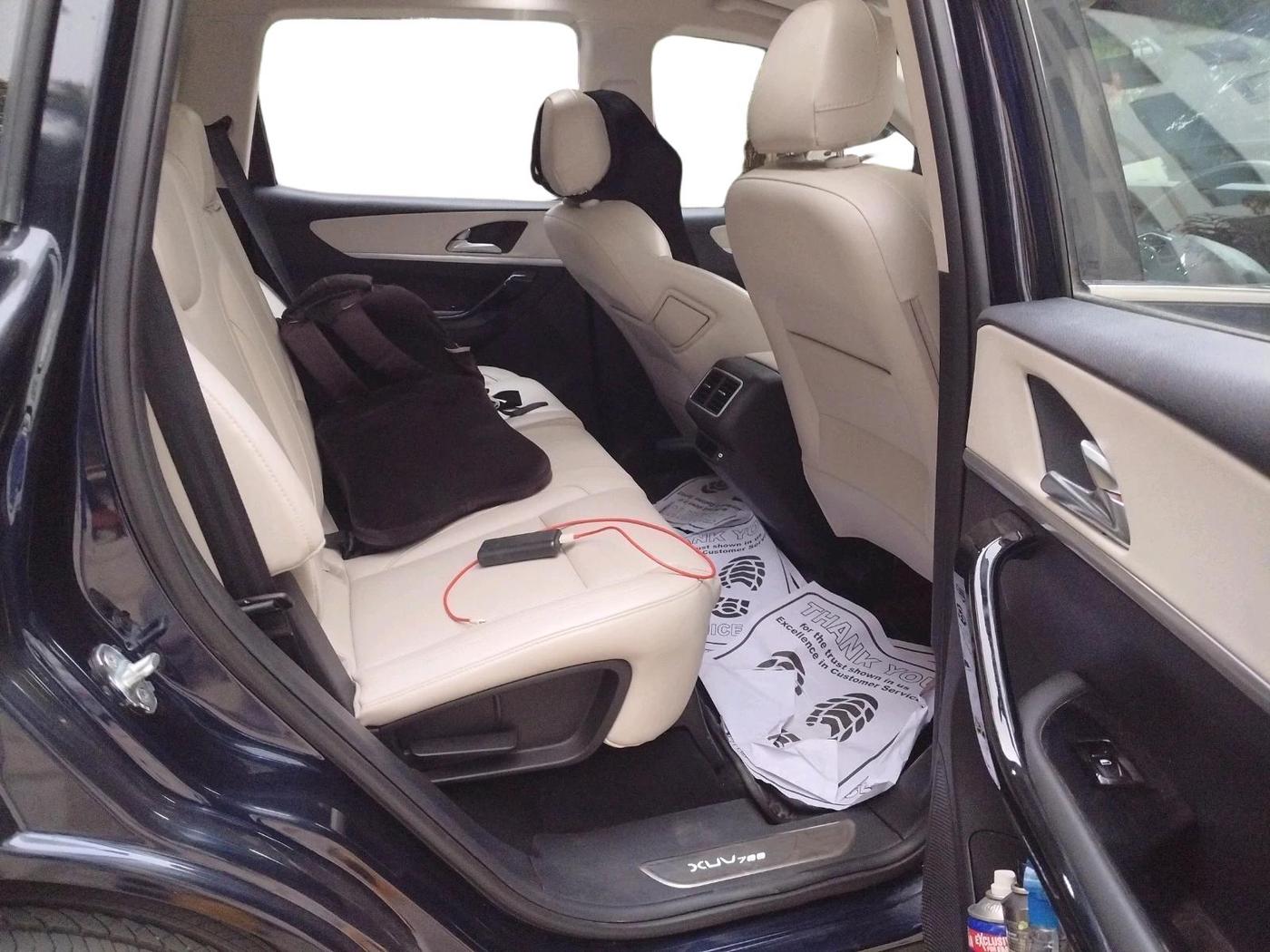 2023 Mahindra XUV700 AX 7 P AT 7 STR, Petrol, Automatic, 33,279 km, interior