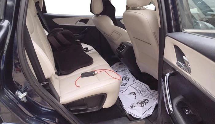 2023 Mahindra XUV700 AX 7 P AT 7 STR, Petrol, Automatic, 33,279 km, interior