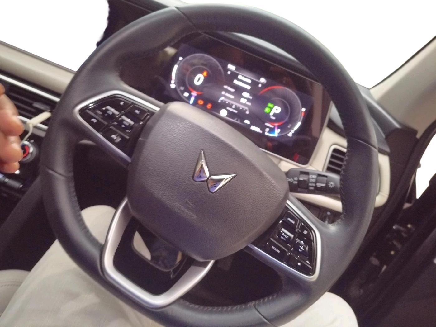 2023 Mahindra XUV700 AX 7 P AT 7 STR, Petrol, Automatic, 33,279 km, interior