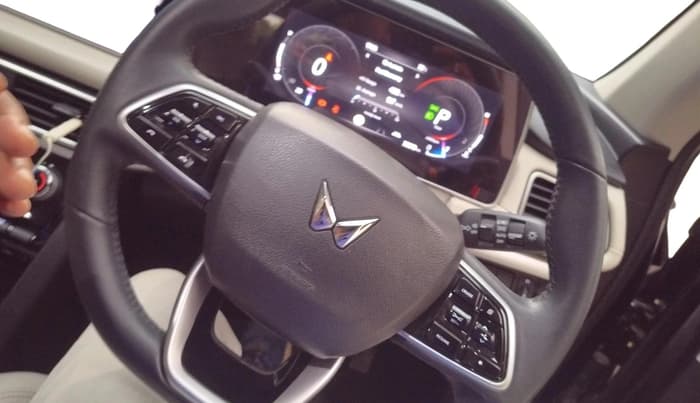 2023 Mahindra XUV700 AX 7 P AT 7 STR, Petrol, Automatic, 33,279 km, interior