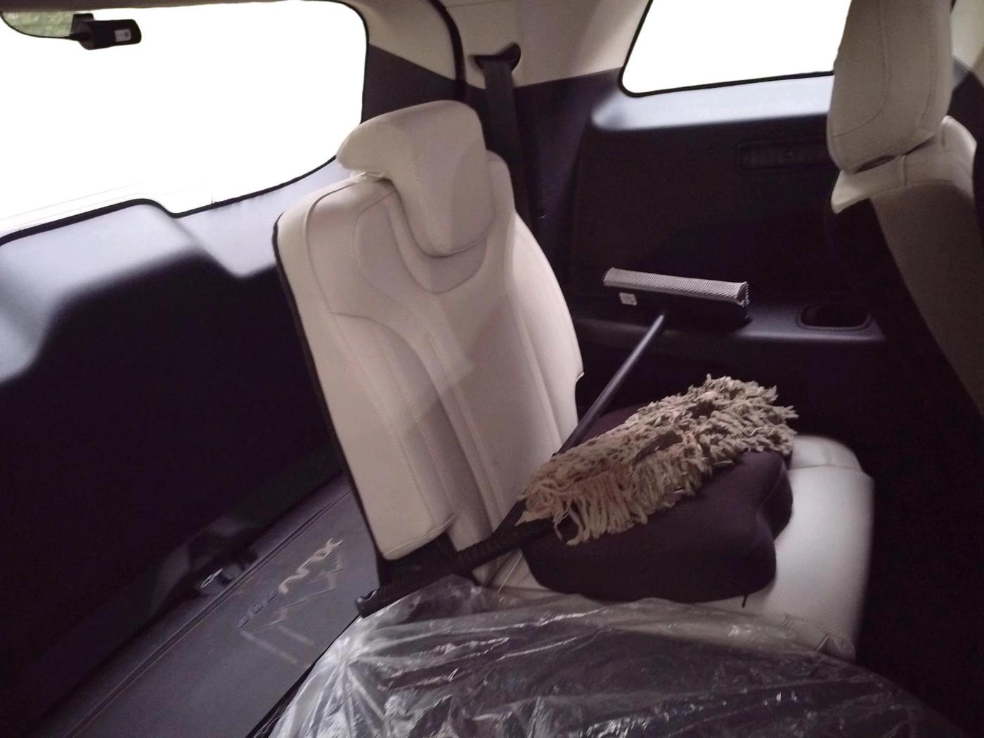 2023 Mahindra XUV700 AX 7 P AT 7 STR, Petrol, Automatic, 33,279 km, interior
