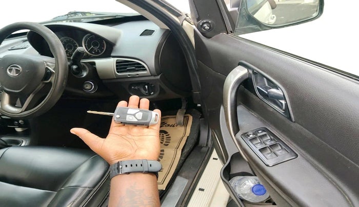 2017 Tata Safari Storme 2.2 EX 4X2, Diesel, Manual, 1,17,817 km, interior