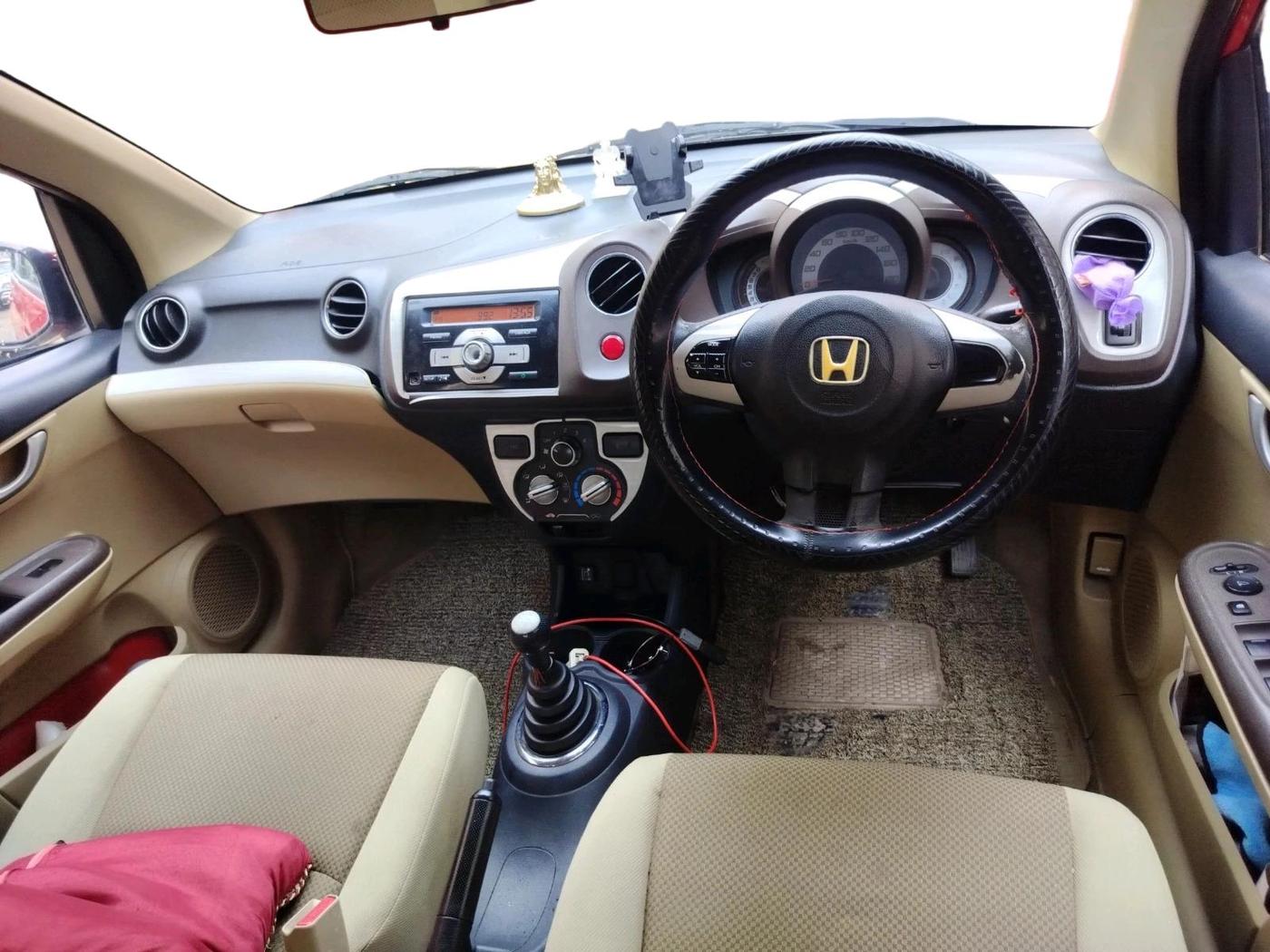 2011 Honda Brio V MT, CNG, Manual, 97,577 km, interior