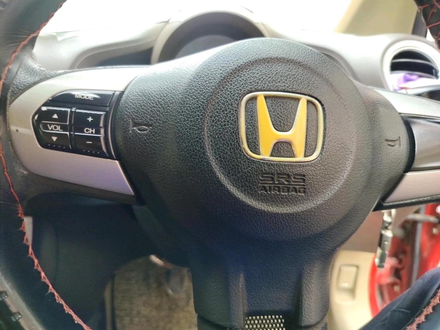 2011 Honda Brio V MT, CNG, Manual, 97,577 km, interior