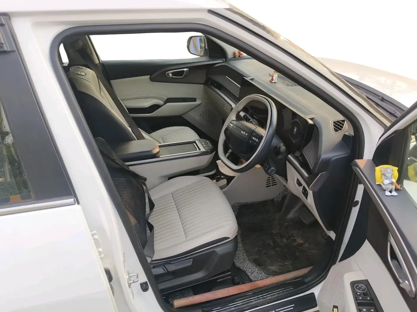 2025 KIA Carens Clavis EV HTX ER, Electric, Automatic, 40,935 km, interior