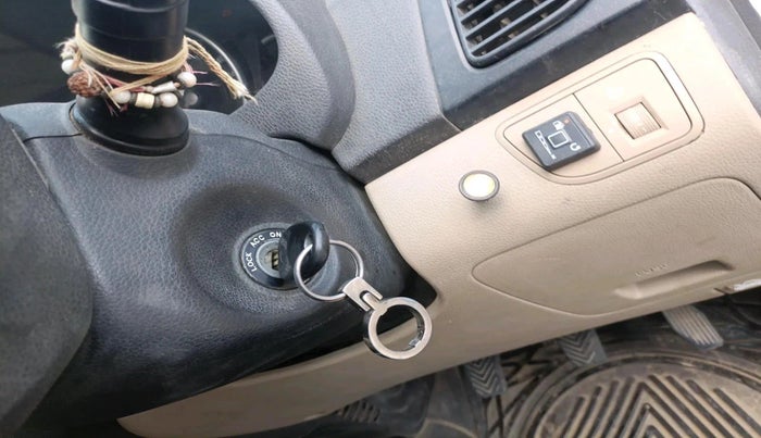 2013 Hyundai Eon MAGNA +, CNG, Manual, 1,00,886 km, interior