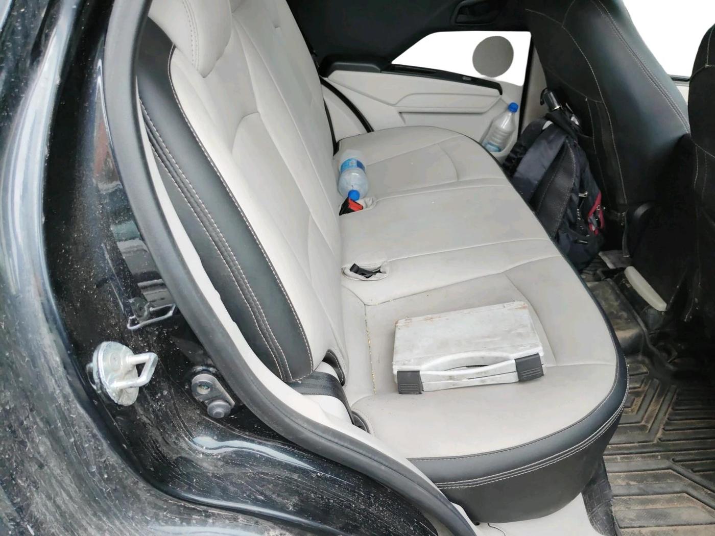 2022 Mahindra XUV300 W6 1.2 PETROL, Petrol, Manual, 61,117 km, interior