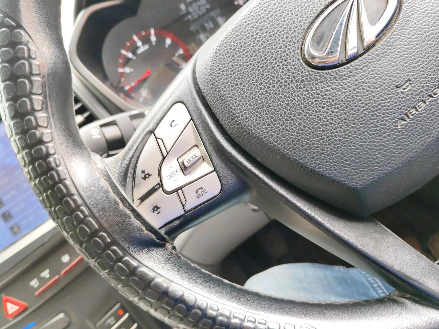 2022 Mahindra XUV300 W6 1.2 PETROL, Petrol, Manual, 61,117 km, interior