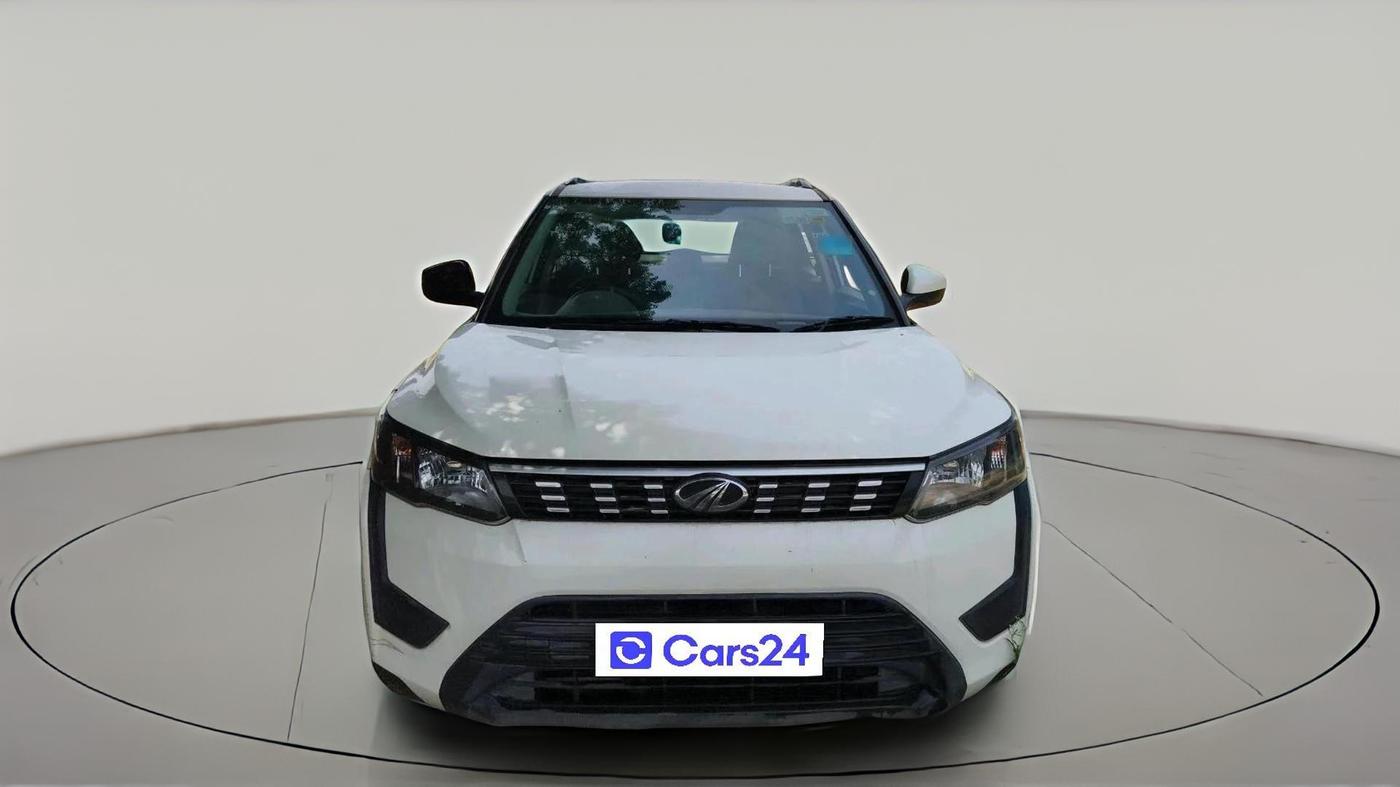 2020 Mahindra XUV300 W6 1.5 DIESEL AMT, Diesel, Automatic, 1,29,577 km, exterior