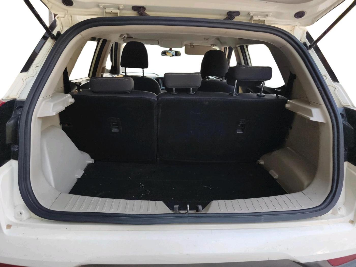 2020 Mahindra XUV300 W6 1.5 DIESEL AMT, Diesel, Automatic, 1,29,577 km, exterior