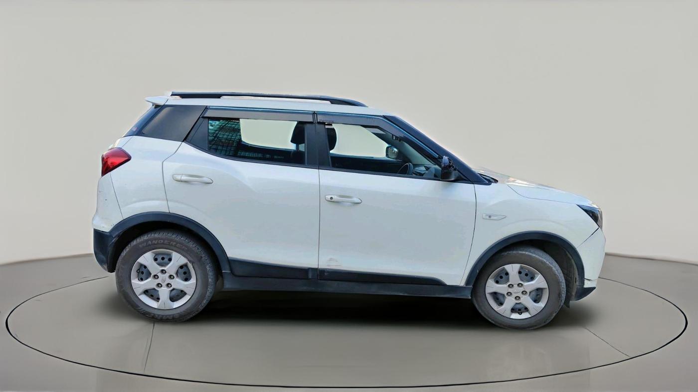 2020 Mahindra XUV300 W6 1.5 DIESEL AMT, Diesel, Automatic, 1,29,577 km, exterior