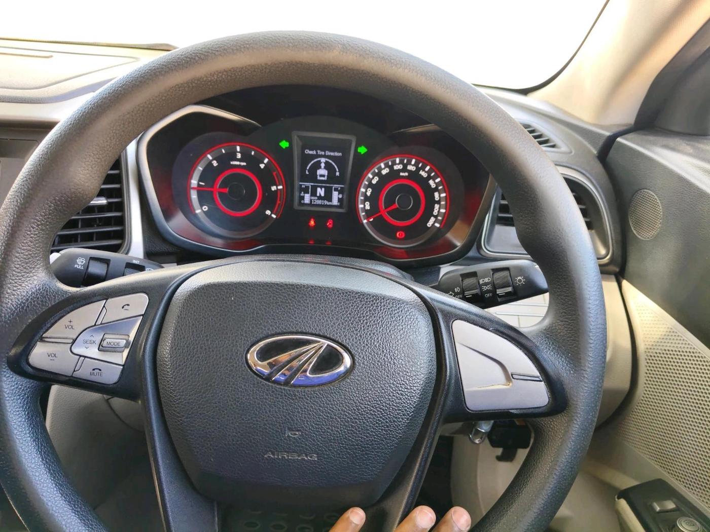 2020 Mahindra XUV300 W6 1.5 DIESEL AMT, Diesel, Automatic, 1,29,577 km, interior