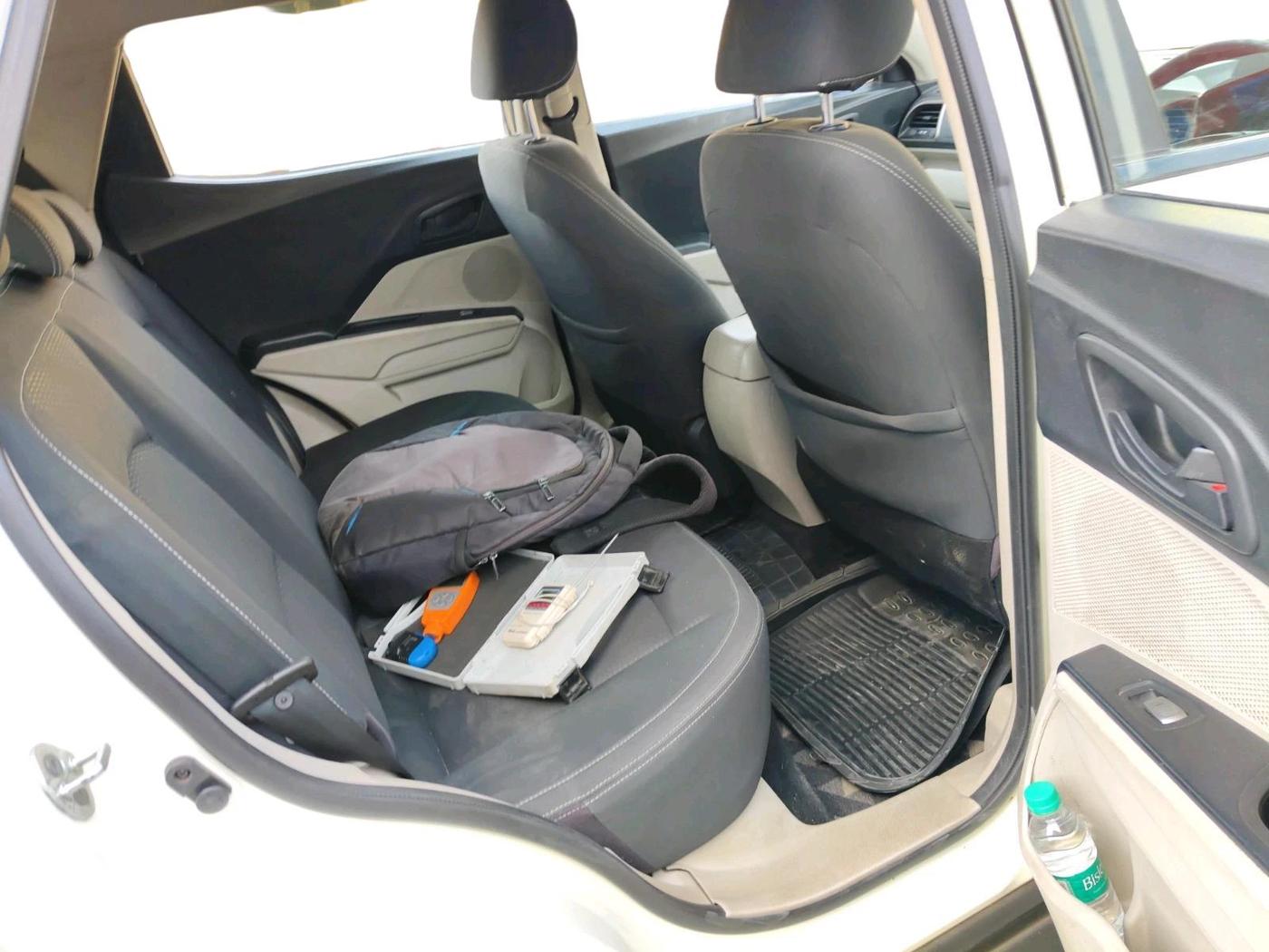 2020 Mahindra XUV300 W6 1.5 DIESEL AMT, Diesel, Automatic, 1,29,577 km, interior