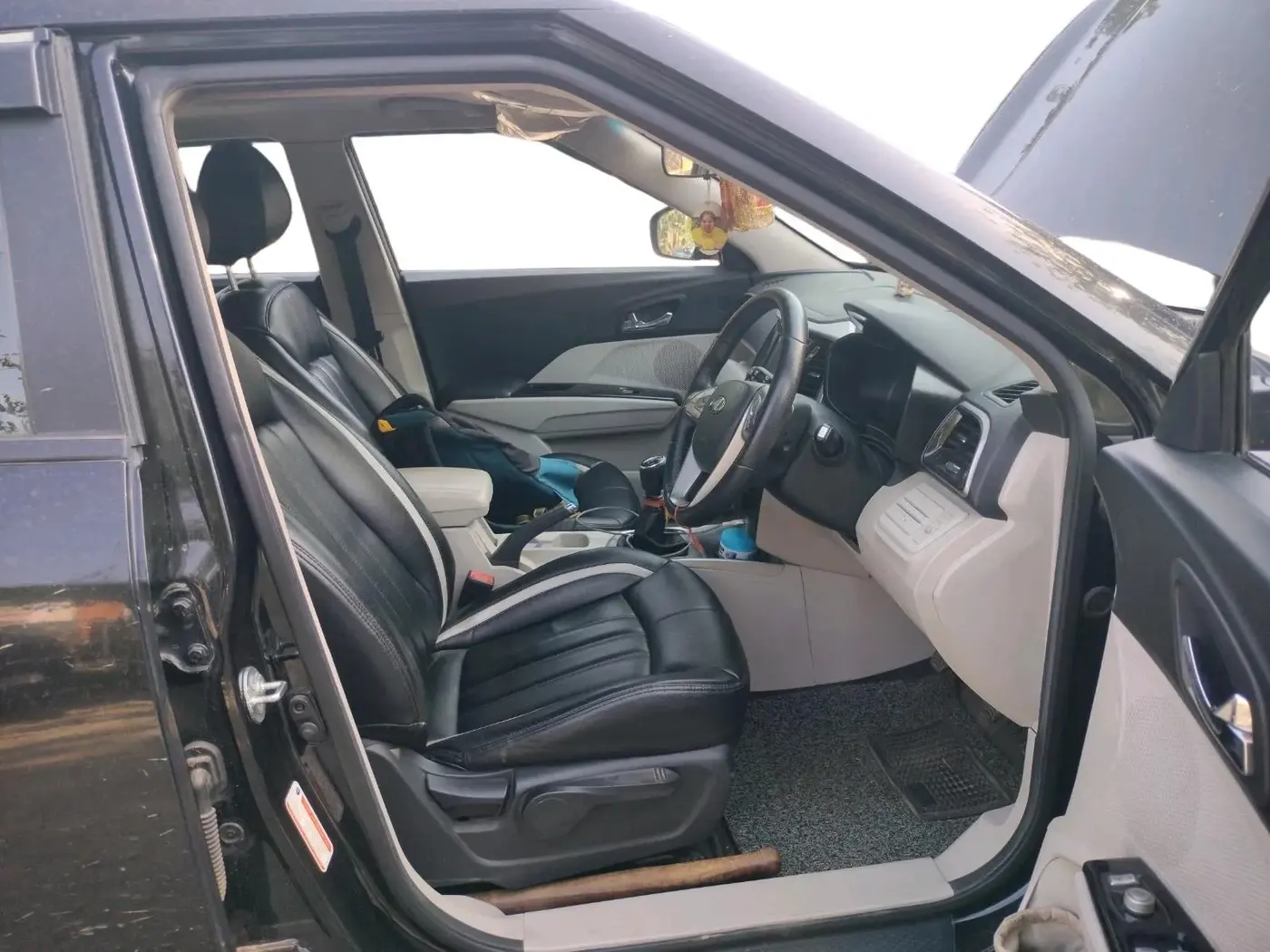 2022 Mahindra XUV300 W8 1.5 DIESEL, Diesel, Manual, 1,08,195 km, interior