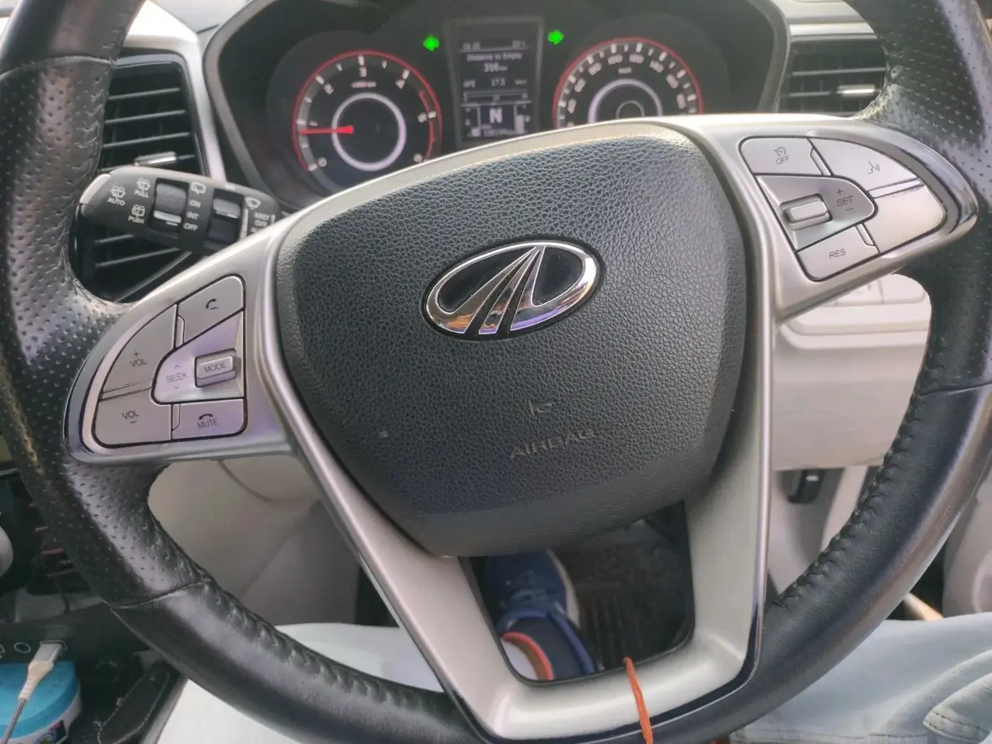 2022 Mahindra XUV300 W8 1.5 DIESEL, Diesel, Manual, 1,08,195 km, interior