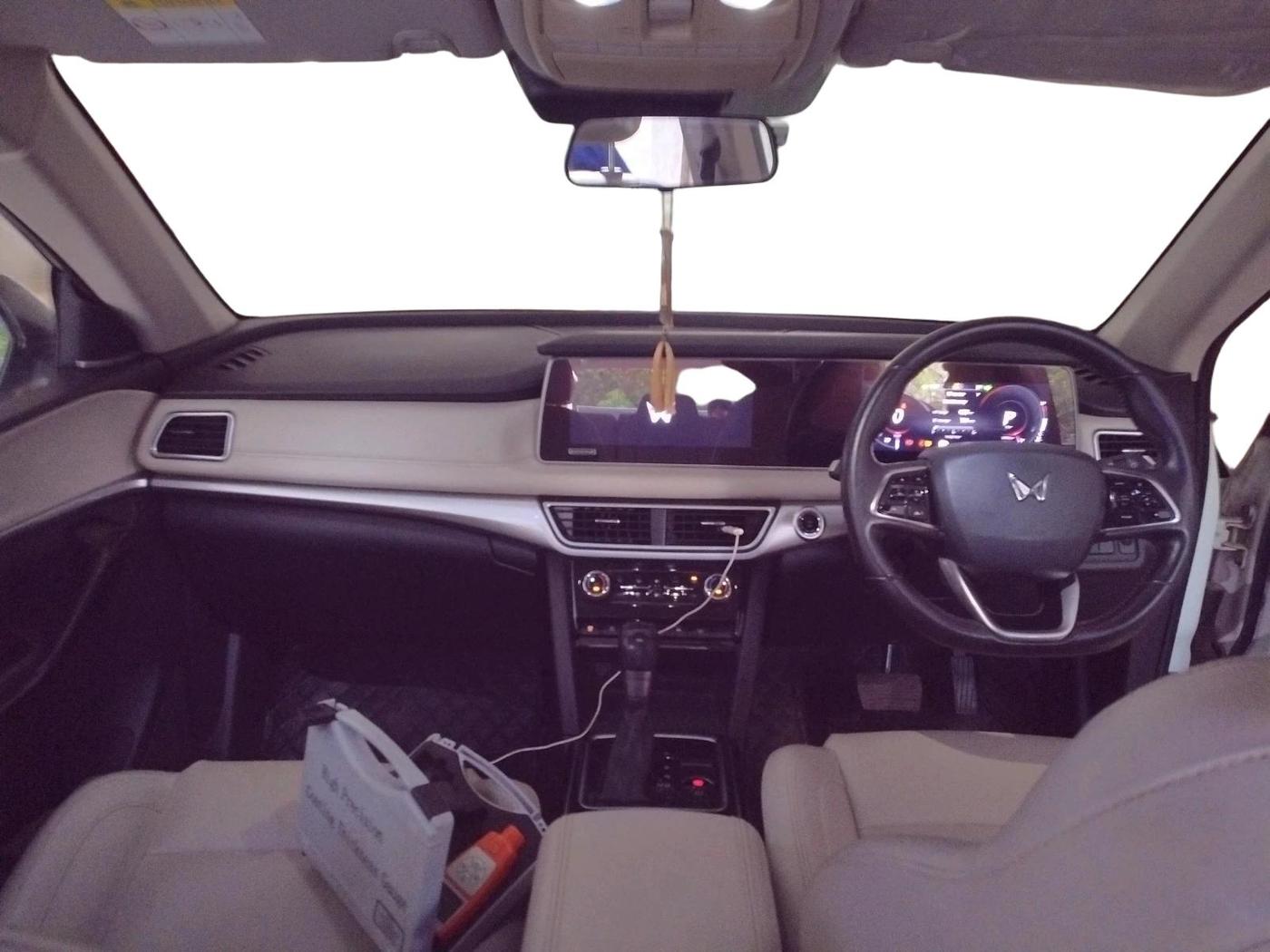 2021 Mahindra XUV700 AX 7 LUXURY P AT 7 STR, Petrol, Automatic, 31,614 km, interior