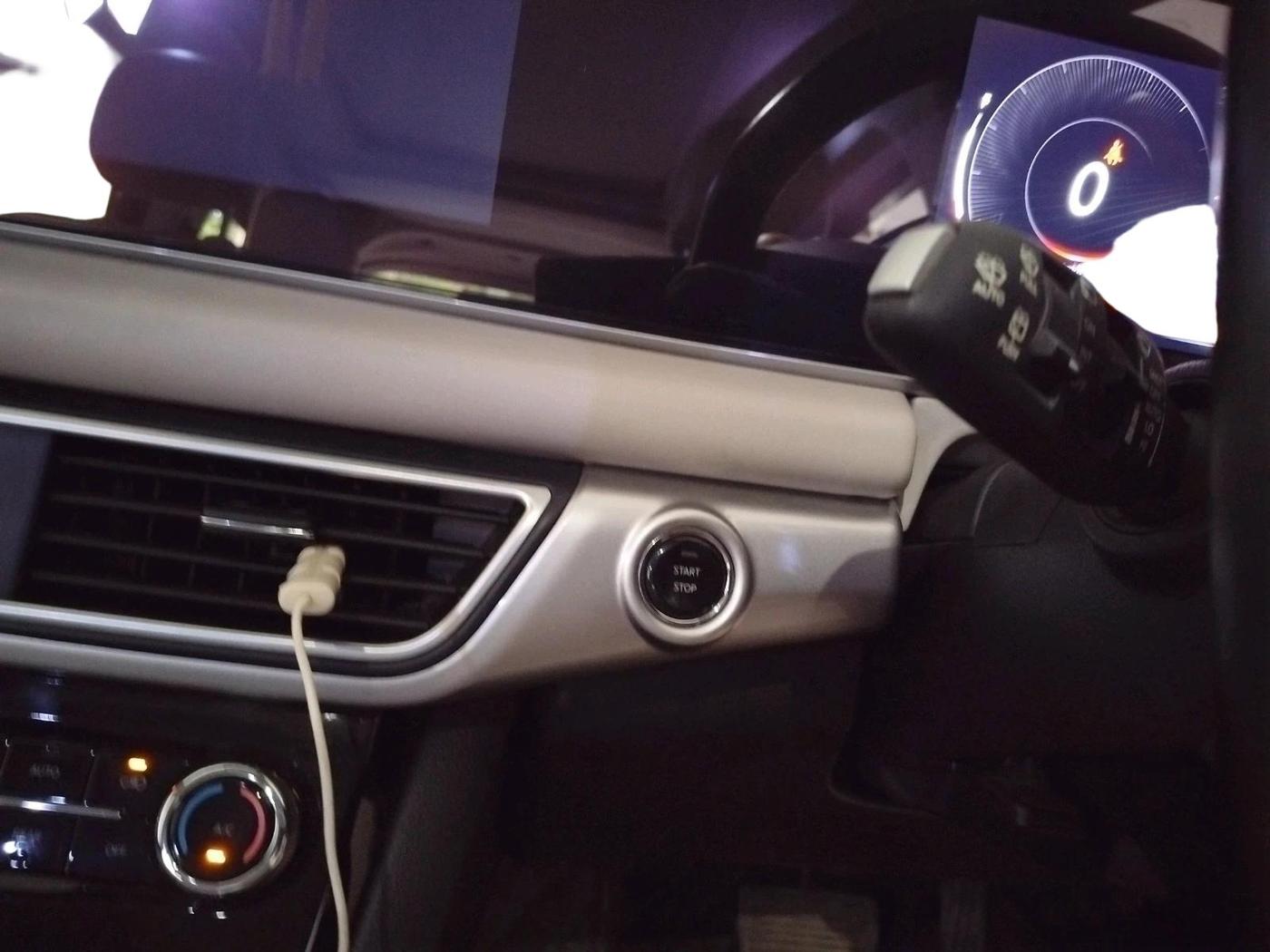 2021 Mahindra XUV700 AX 7 LUXURY P AT 7 STR, Petrol, Automatic, 31,614 km, interior