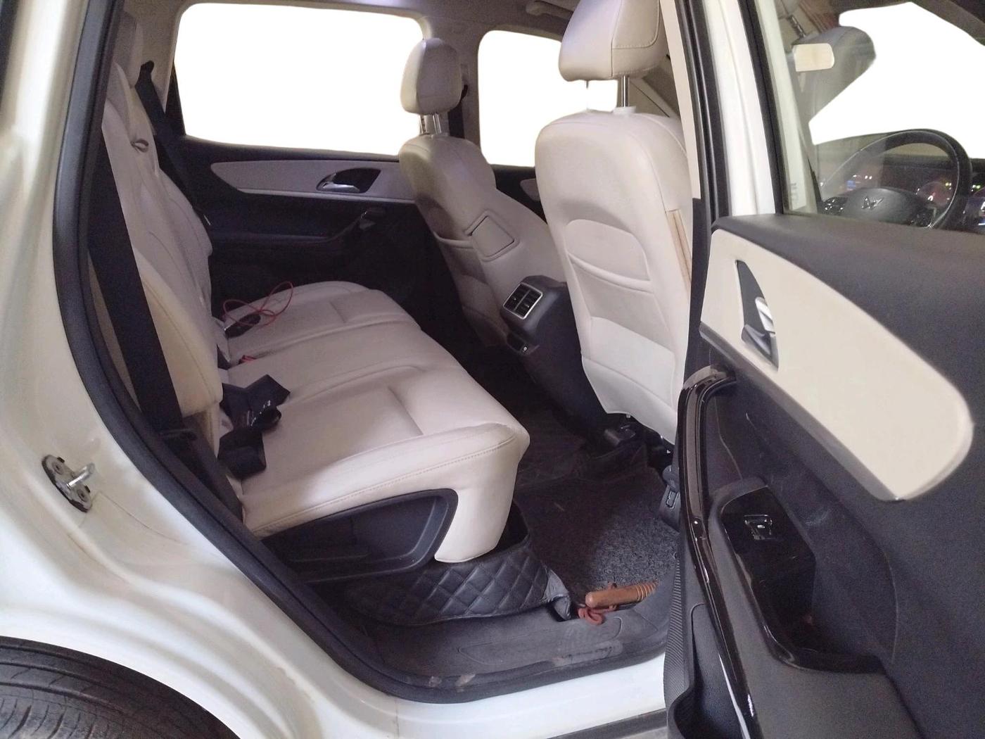 2021 Mahindra XUV700 AX 7 LUXURY P AT 7 STR, Petrol, Automatic, 31,614 km, interior