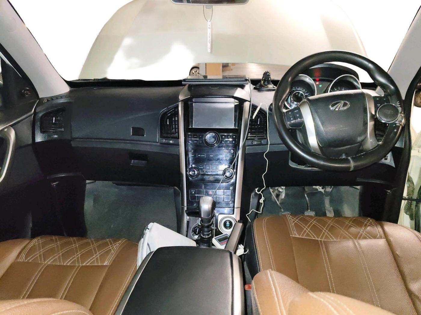 2018 Mahindra XUV500 W7, Diesel, Manual, 1,15,707 km, interior