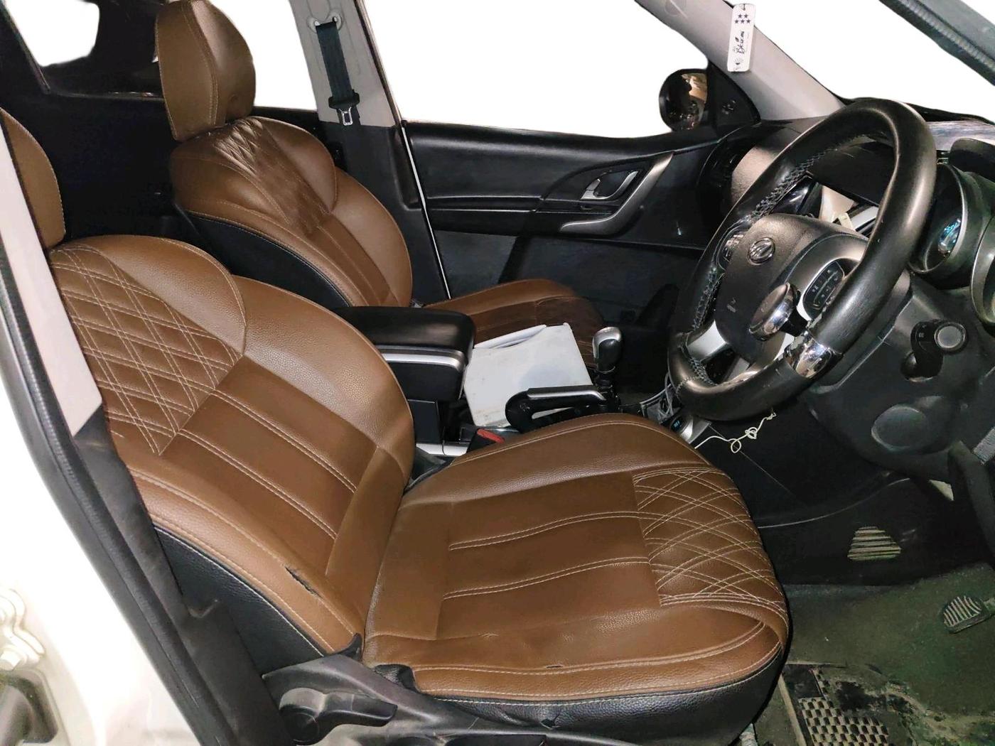 2018 Mahindra XUV500 W7, Diesel, Manual, 1,15,707 km, interior