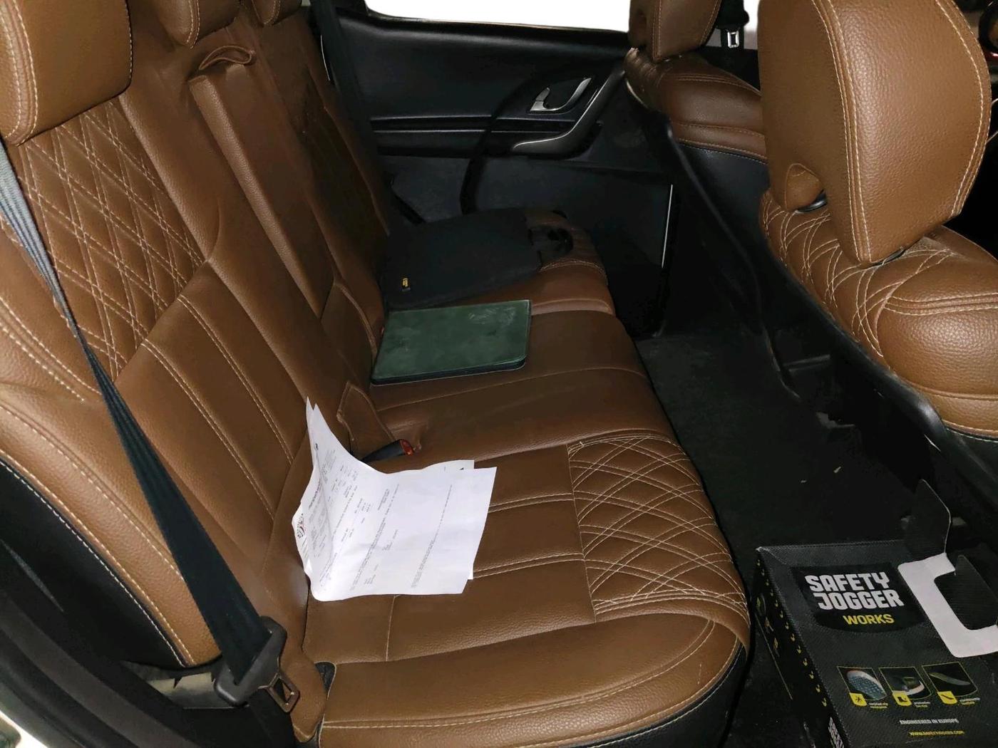 2018 Mahindra XUV500 W7, Diesel, Manual, 1,15,707 km, interior