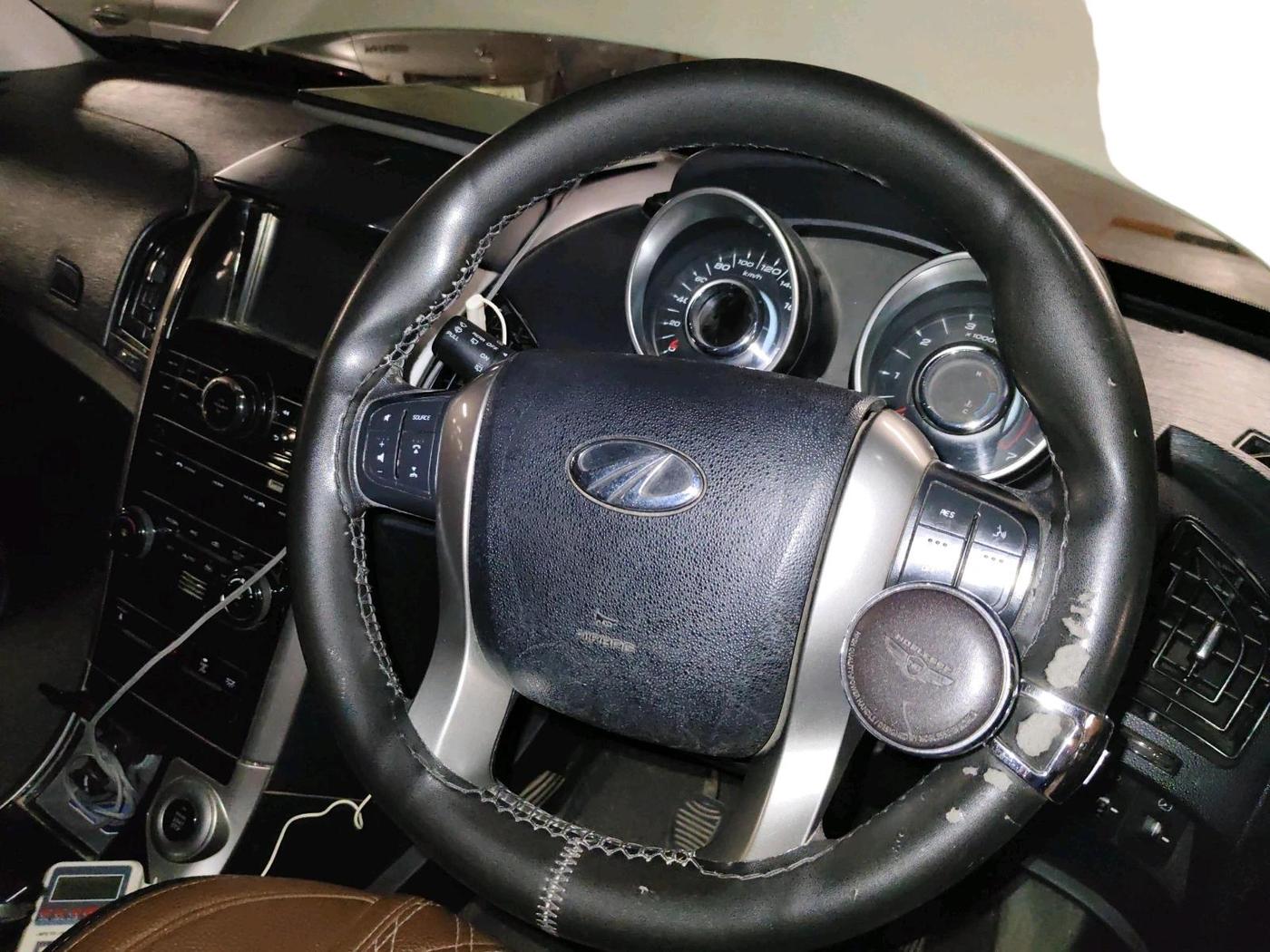 2018 Mahindra XUV500 W7, Diesel, Manual, 1,15,707 km, interior