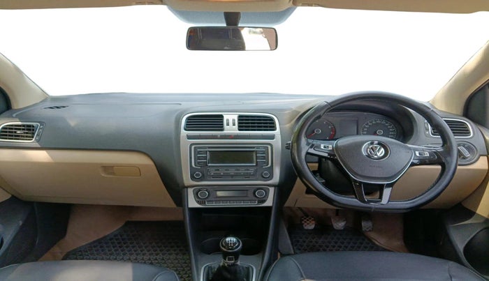 2015 Volkswagen Polo HIGHLINE1.2L, Petrol, Manual, 1,07,390 km, interior