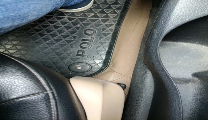 2015 Volkswagen Polo HIGHLINE1.2L, Petrol, Manual, 1,07,390 km, interior