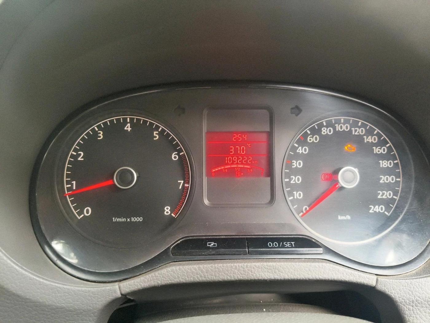 2012 Volkswagen Vento HIGHLINE 1.6 MPI, Petrol, Manual, 1,09,222 km, interior
