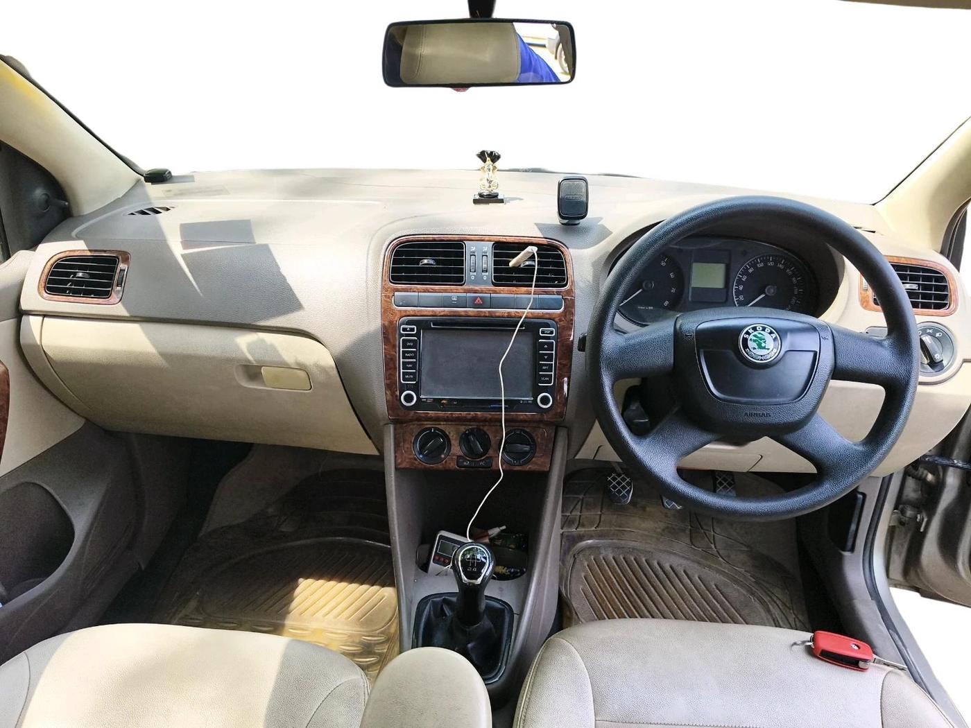 2011 Skoda Rapid AMBITION 1.6 MPI MT, Petrol, Manual, 98,947 km, interior