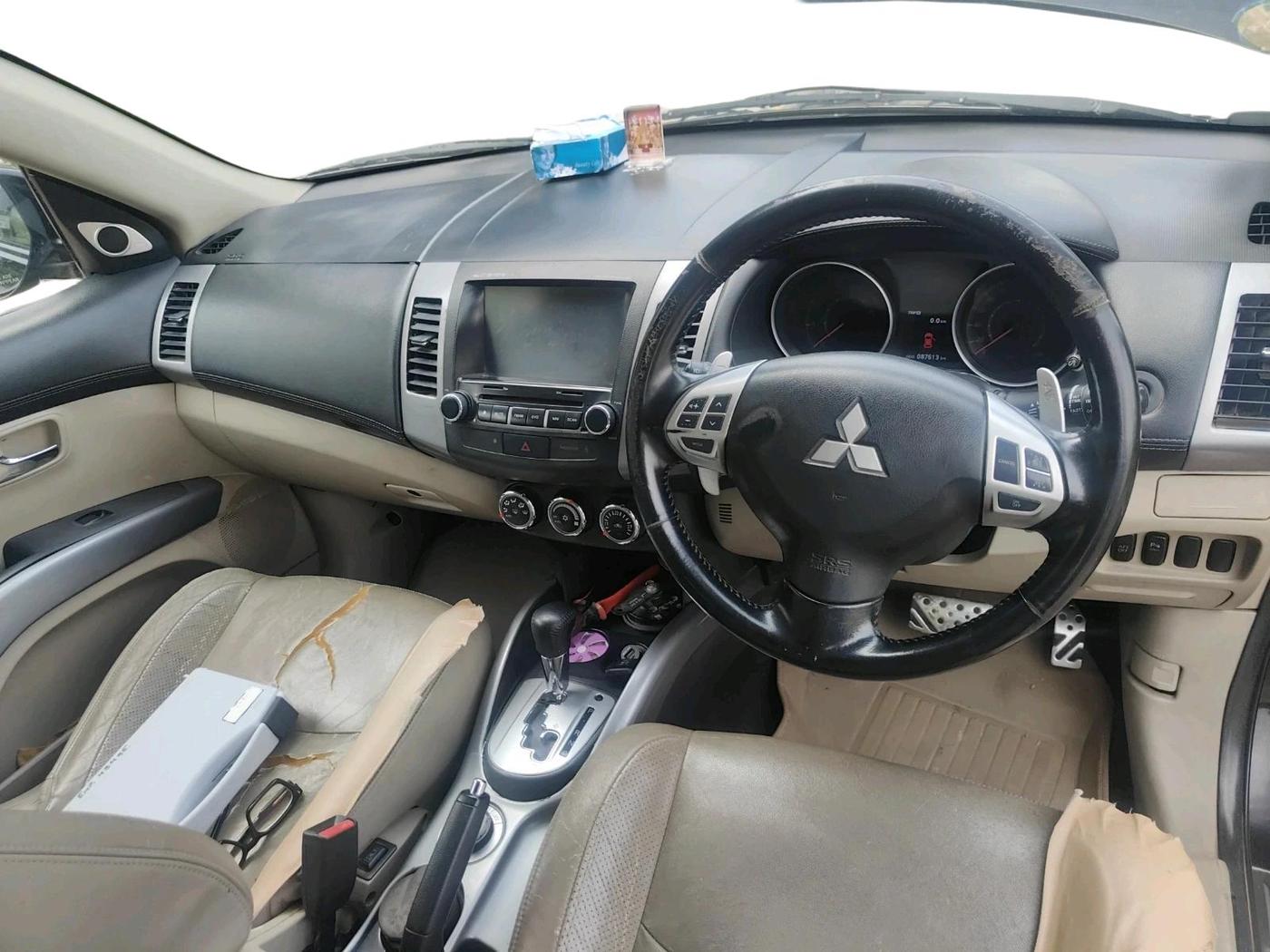 2011 Mitsubishi Outlander 2.4 MIVEC, Petrol, Automatic, 87,613 km, interior