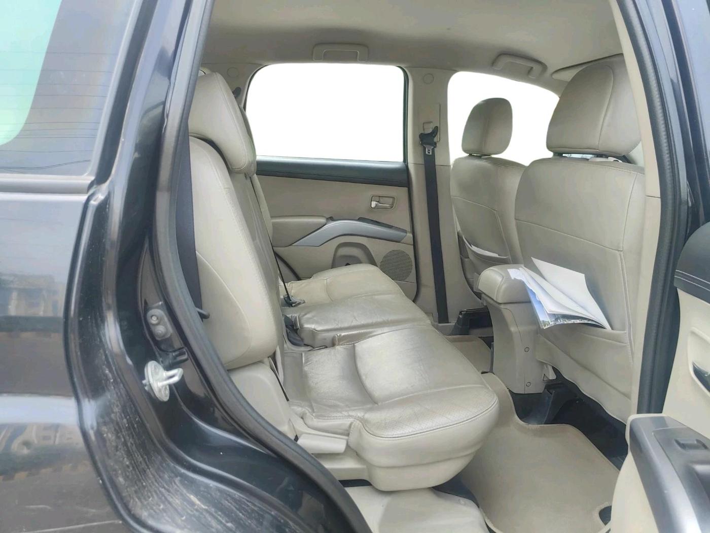 2011 Mitsubishi Outlander 2.4 MIVEC, Petrol, Automatic, 87,613 km, interior