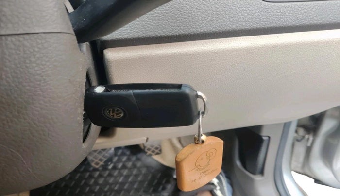 2011 Volkswagen Vento HIGHLINE 1.6 MPI, Petrol, Manual, 1,06,662 km, interior