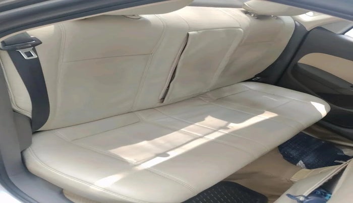 2011 Volkswagen Vento HIGHLINE 1.6 MPI, Petrol, Manual, 1,06,662 km, interior