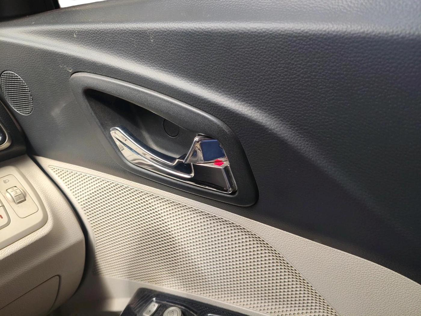 2019 Mahindra XUV300 W8 (O) 1.5 DIESEL, Diesel, Manual, 1,08,490 km, interior