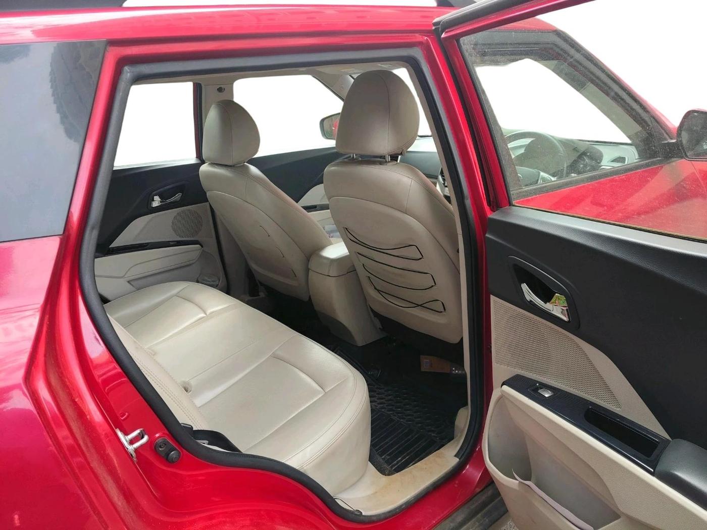 2019 Mahindra XUV300 W8 (O) 1.5 DIESEL, Diesel, Manual, 1,08,490 km, interior