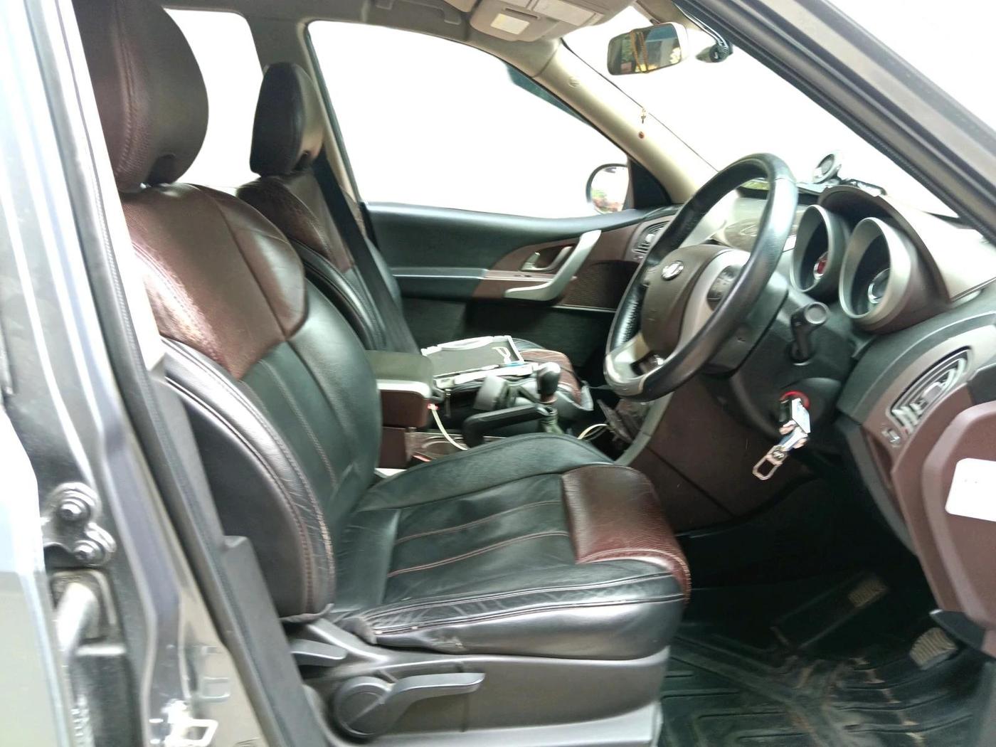2012 Mahindra XUV500 W8, Diesel, Manual, 1,00,797 km, interior