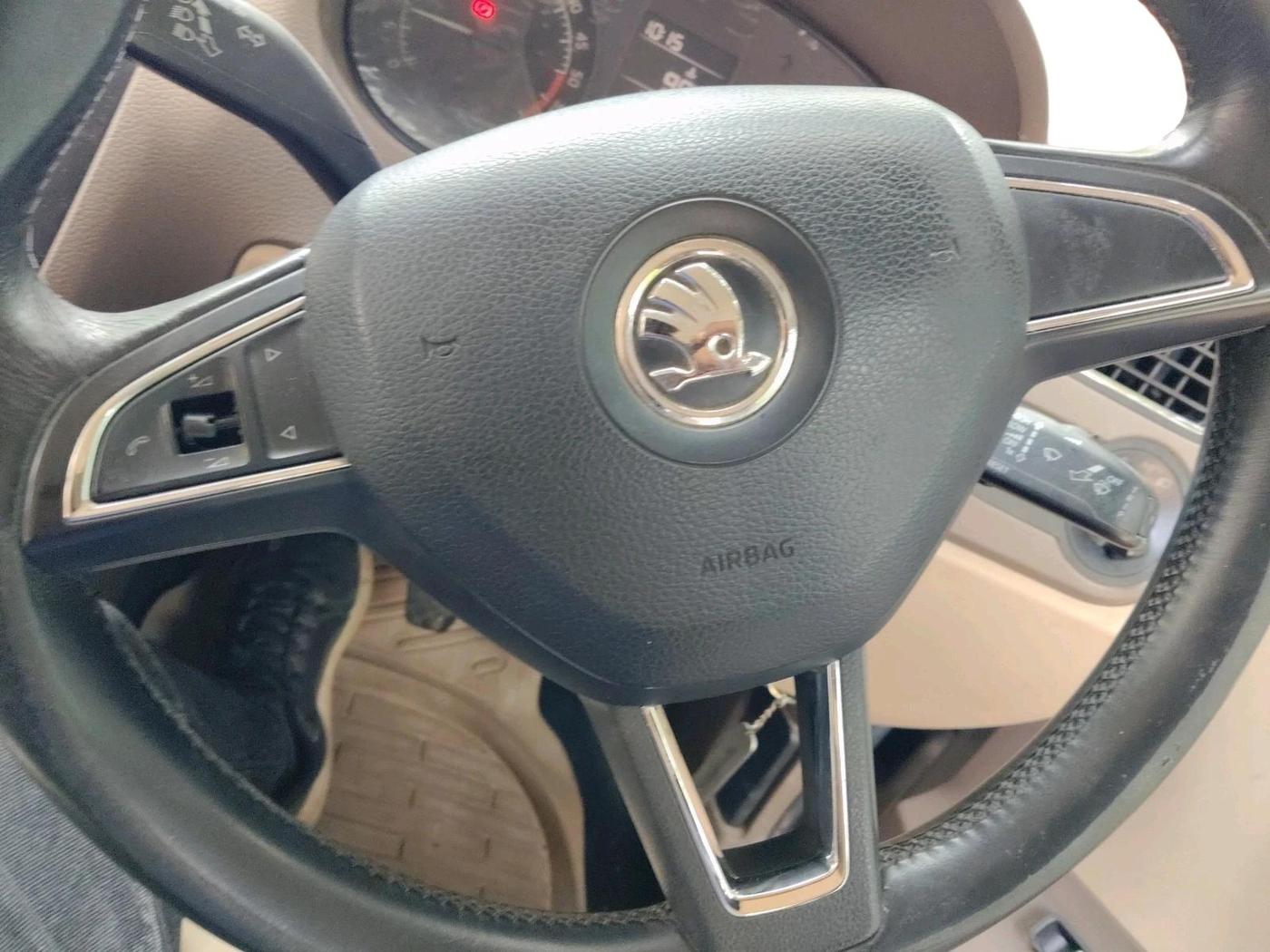2015 Skoda Rapid 1.5 TDI CR AMBITION PLUS, Diesel, Manual, 1,14,771 km, interior