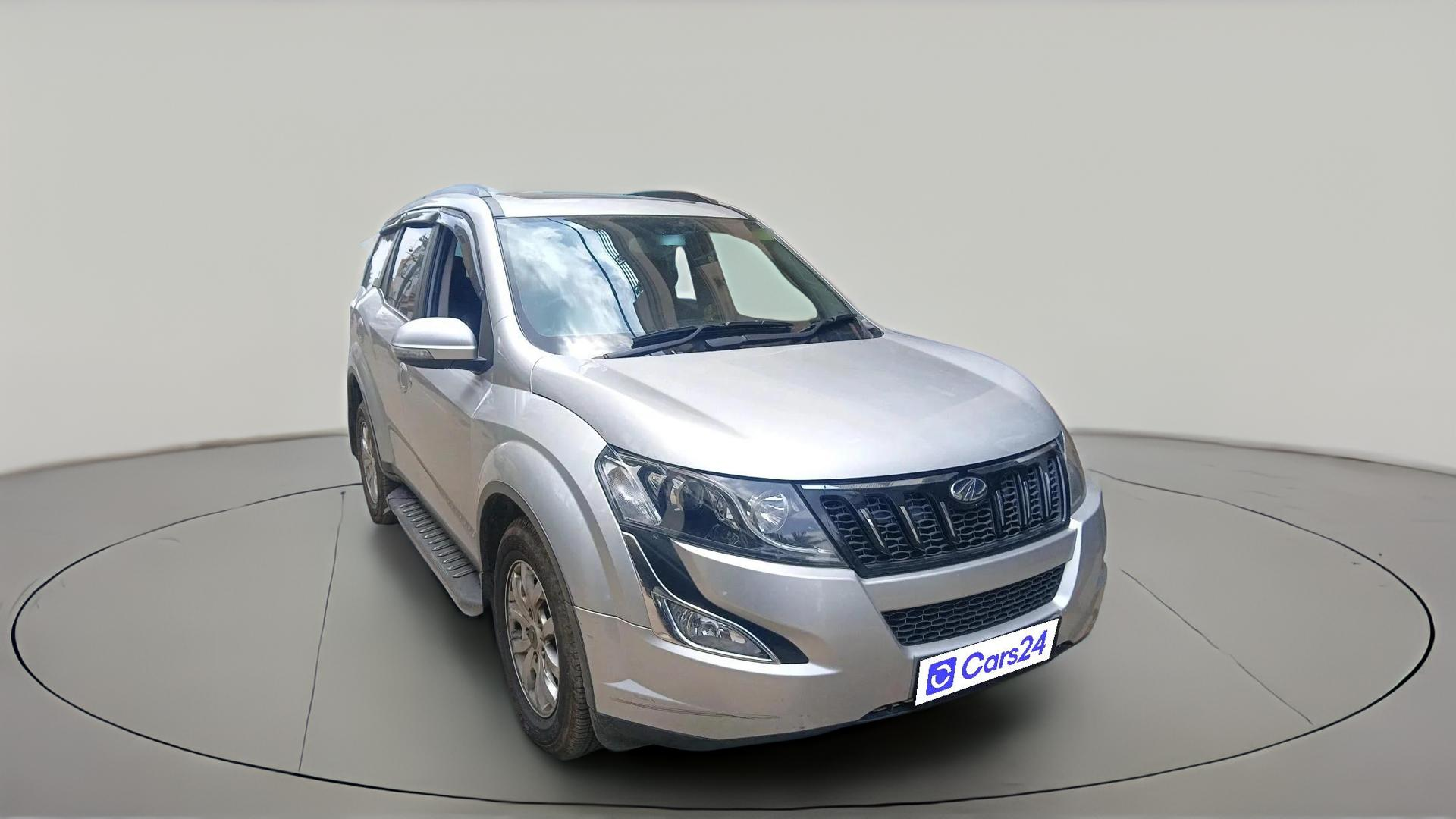 2018 Mahindra XUV500 W10