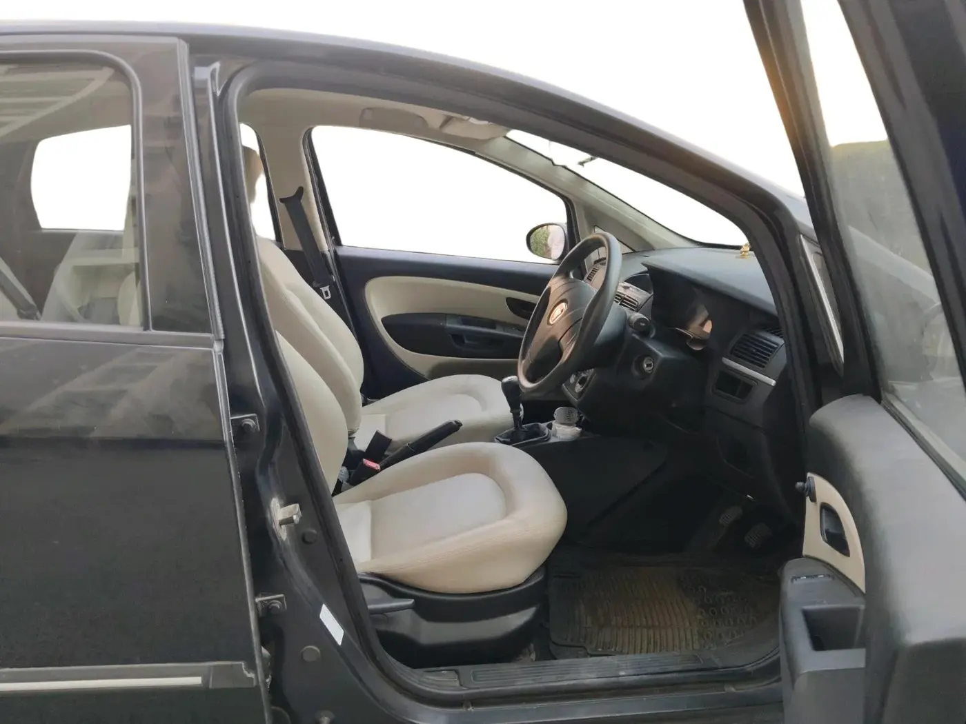 2013 Fiat Linea CLASSIC 1.4 L, Petrol, Manual, 6,899 km, interior