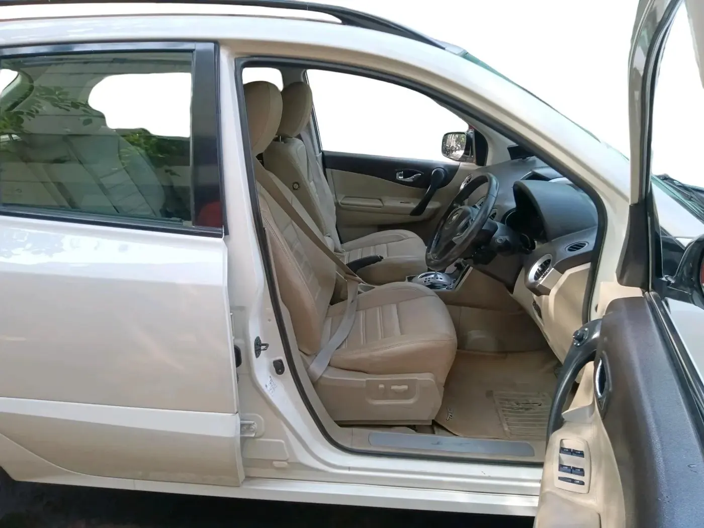 2013 Renault Koleos 4x4 AT, Diesel, Automatic, 1,42,540 km, interior