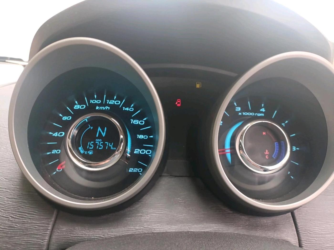 2016 Mahindra XUV500 W10, Diesel, Manual, 1,57,574 km, interior