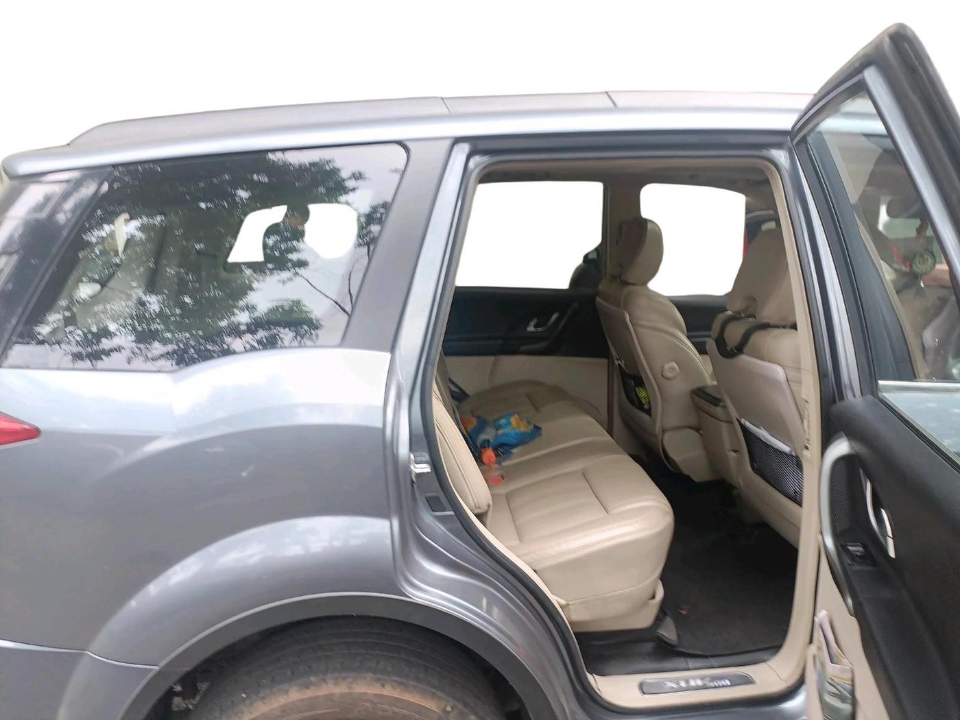 2016 Mahindra XUV500 W10, Diesel, Manual, 1,57,574 km, interior