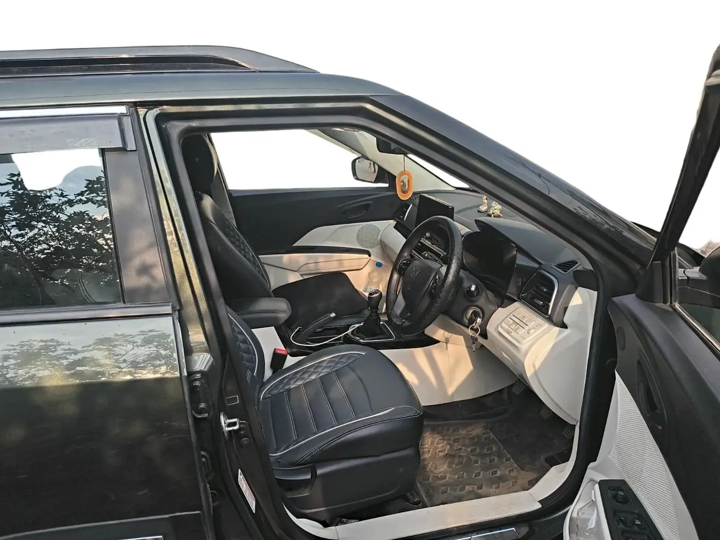 2024 Mahindra XUV 3XO MX3 1.2 L TCMPFi, Petrol, Manual, 31,893 km, interior