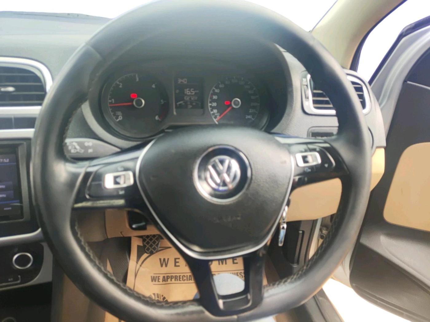 2014 Volkswagen Polo HIGHLINE1.5L, Diesel, Manual, 1,40,587 km, interior