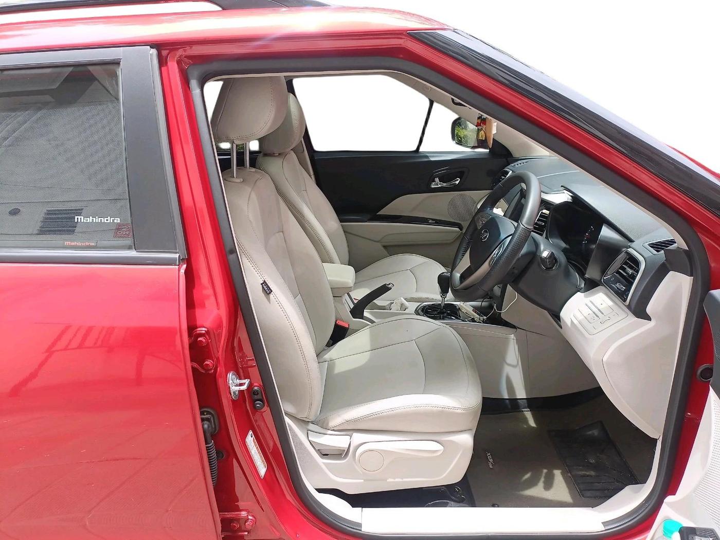 2022 Mahindra XUV300 W8 (O) 1.2 PETROL AMT, Petrol, Automatic, 26,983 km, interior