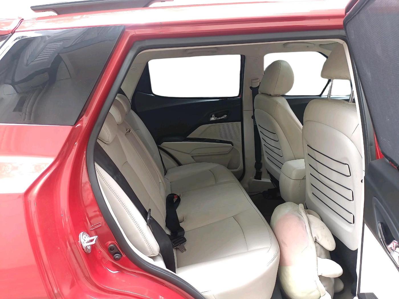2022 Mahindra XUV300 W8 (O) 1.2 PETROL AMT, Petrol, Automatic, 26,983 km, interior