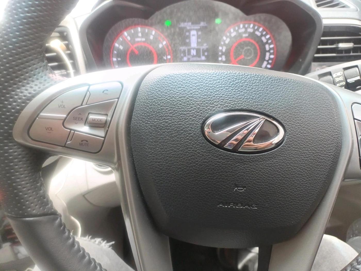 2022 Mahindra XUV300 W8 (O) 1.2 PETROL AMT, Petrol, Automatic, 26,983 km, interior
